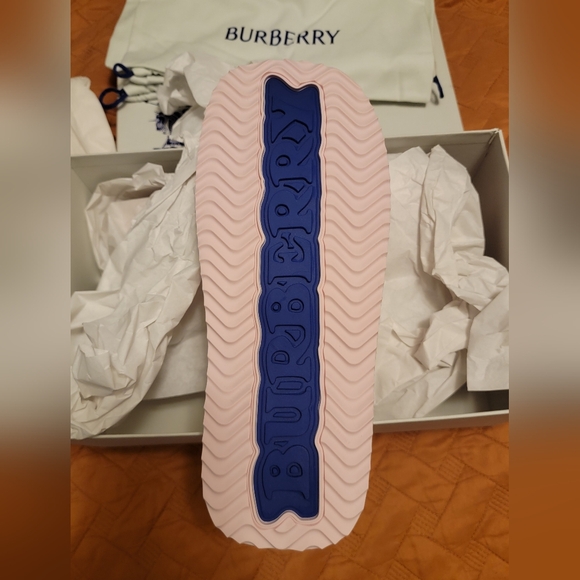 Burberry all inclusive (womens size 10 new) - Picture 2 of 6